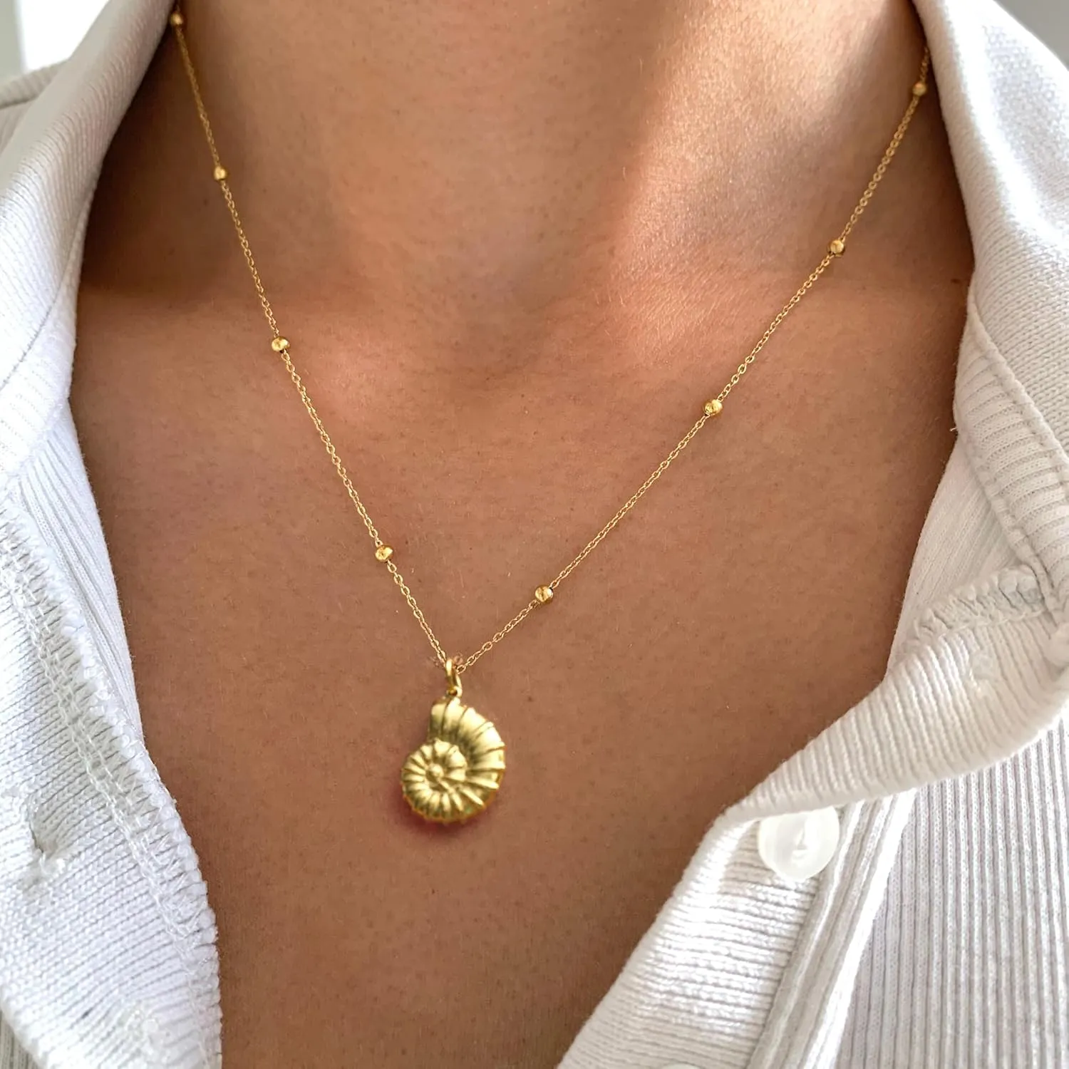 Gold Charm Necklace for Women,14k Gold Plated Waterproof Shell Pendant Necklace Summer Starfish Pearl Choker Necklaces for Women Trendy Paperclip Beach Seashell Sun Charm Necklace Jewelry
